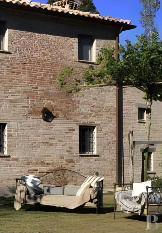 En Italie centrale, dans la région des Marches et à proximité d’Urbino, une ancienne ferme du 15e siècle dominant la campagne - photo  n°14